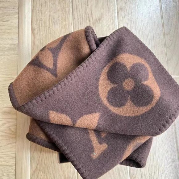 ๐โจAUTHENTICโจ๐Louis Vuitton scarf - Picture 5 of 5